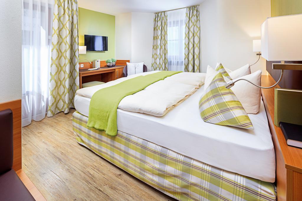 Altstadt-Hotel Zum Hechten Fussen Room photo