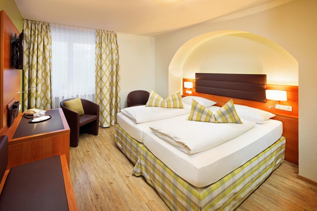 Altstadt-Hotel Zum Hechten Fussen Room photo