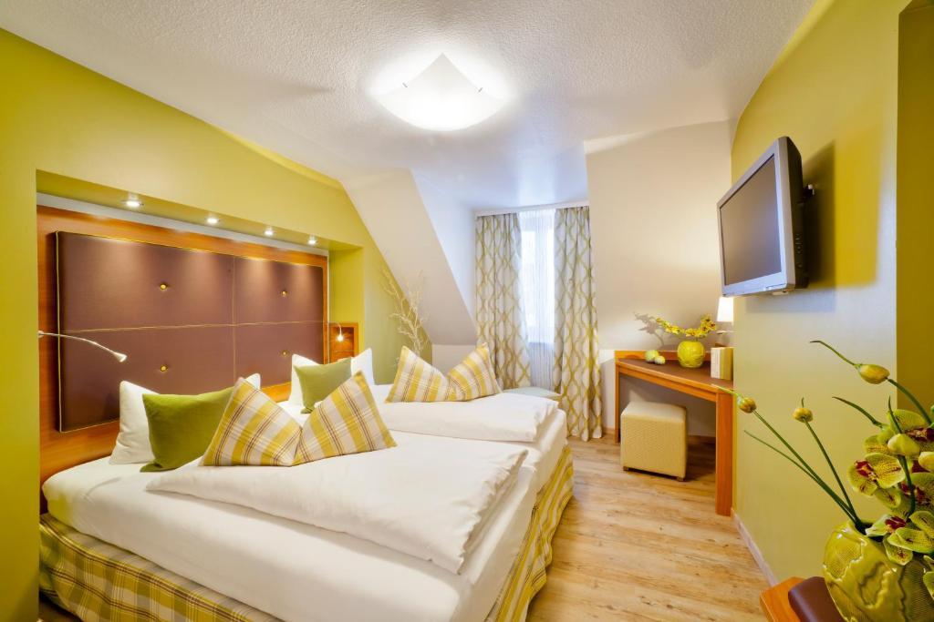 Altstadt-Hotel Zum Hechten Fussen Room photo